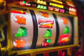 MMK22 Live Roulette ဘီးလည်ကာ ဒိုင်လာနှင့် ကစားနေသော မြင်ကွင်း